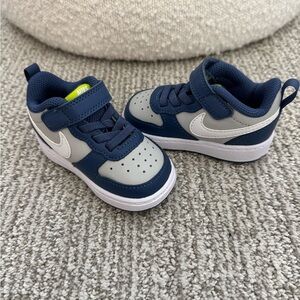 Toddler Nike shoes size 4C